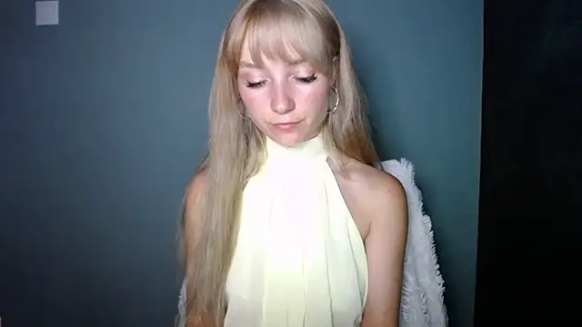 Snapshot of LuciaYoung chatting on 10, 9, 2025 LuciaYoung online show from 10, 9, 2025