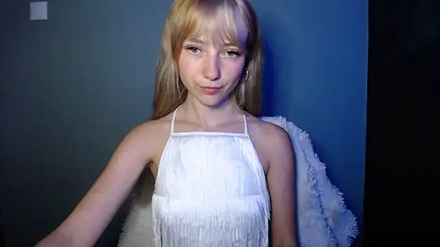 Snapshot of LuciaYoung chatting on 12, 9, 2025 LuciaYoung online show from 12, 9, 2025