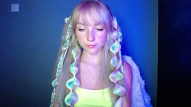 Snapshot of LuciaYoung chatting on 12, 9, 2025 LuciaYoung online show from 12, 9, 2025