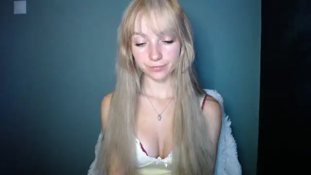 Snapshot of LuciaYoung chatting on 13, 9, 2025 LuciaYoung online show from 13, 9, 2025