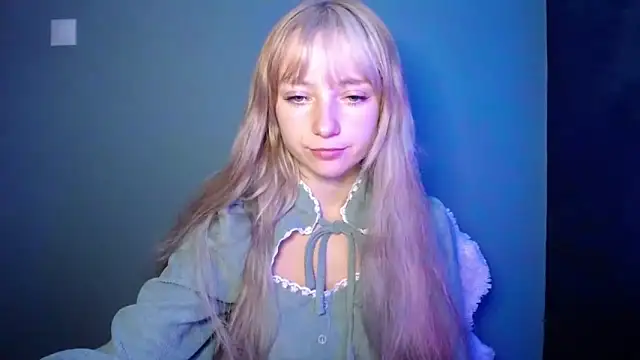 Snapshot of LuciaYoung chatting on 16, 9, 2025 LuciaYoung online show from 16, 9, 2025