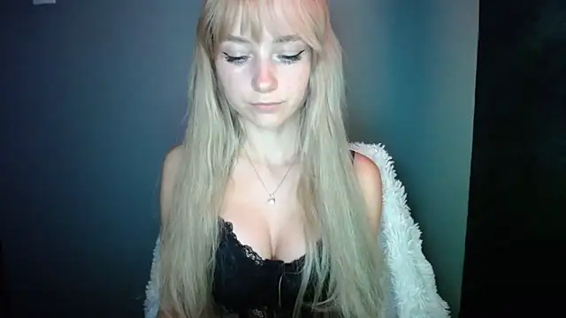 Snapshot of LuciaYoung chatting on 24, 9, 2025 LuciaYoung online show from 24, 9, 2025