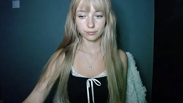 Snapshot of LuciaYoung chatting on 26, 9, 2025 LuciaYoung online show from 26, 9, 2025