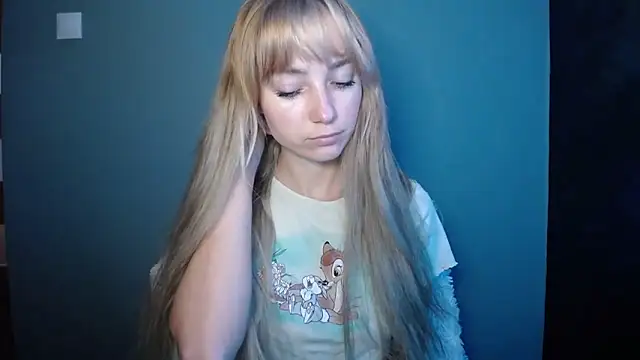 Snapshot of LuciaYoung chatting on 29, 9, 2025 LuciaYoung online show from 29, 9, 2025