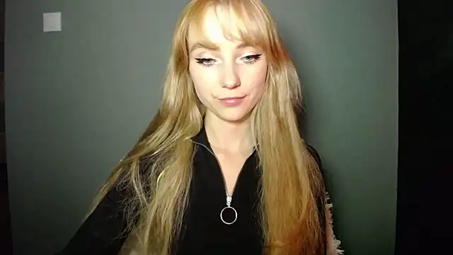 Snapshot of LuciaYoung chatting on 1, 10, 2025 LuciaYoung online show from 1, 10, 2025