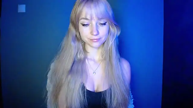 Snapshot of LuciaYoung chatting on 4, 10, 2025 LuciaYoung online show from 4, 10, 2025