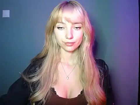 Snapshot of LuciaYoung chatting on 6, 10, 2025 LuciaYoung online show from 6, 10, 2025