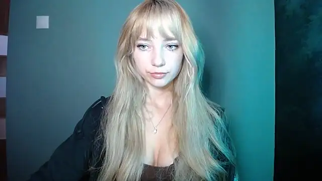 Snapshot of LuciaYoung chatting on 7, 10, 2025 LuciaYoung online show from 7, 10, 2025