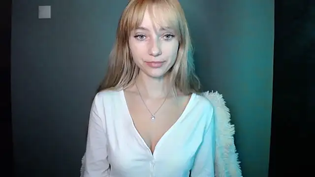 Snapshot of LuciaYoung chatting on 8, 10, 2025 LuciaYoung online show from 8, 10, 2025