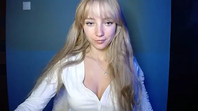 Snapshot of LuciaYoung chatting on 11, 10, 2025 LuciaYoung online show from 11, 10, 2025