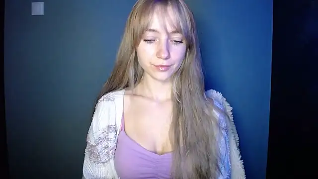 Snapshot of LuciaYoung chatting on 15, 10, 2025 LuciaYoung online show from 15, 10, 2025