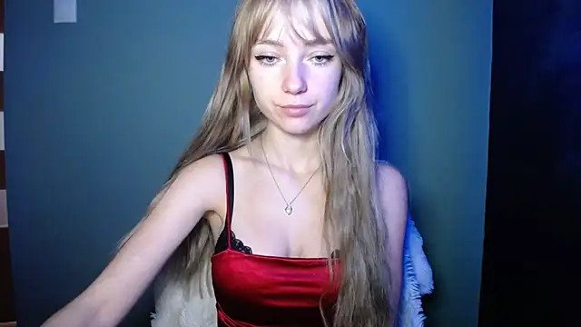 Snapshot of LuciaYoung chatting on 17, 10, 2025 LuciaYoung online show from 17, 10, 2025