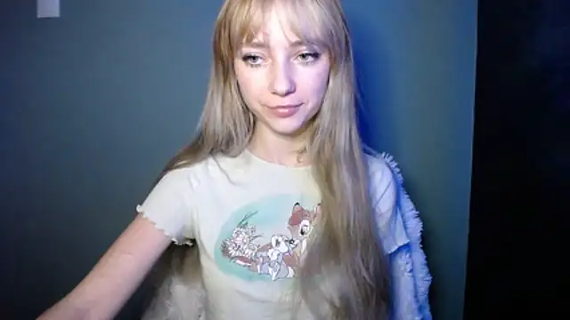 Snapshot of LuciaYoung chatting on 23, 10, 2025 LuciaYoung online show from 23, 10, 2025