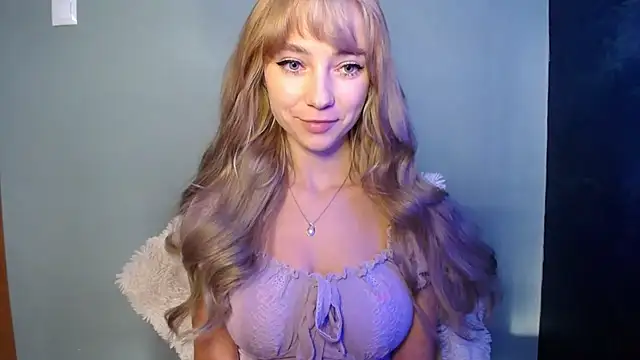 Snapshot of LuciaYoung chatting on 27, 10, 2025 LuciaYoung online show from 27, 10, 2025