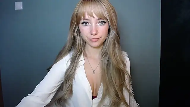 Snapshot of LuciaYoung chatting on 28, 10, 2025 LuciaYoung online show from 28, 10, 2025