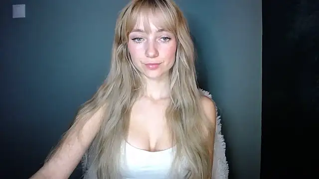 Snapshot of LuciaYoung chatting on 7, 11, 2025 LuciaYoung online show from 7, 11, 2025