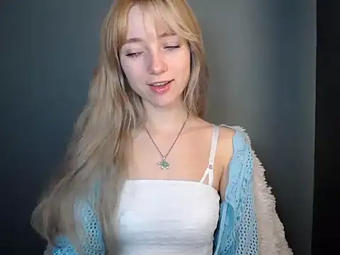 Snapshot of LuciaYoung chatting on 12, 11, 2025 LuciaYoung online show from 12, 11, 2025