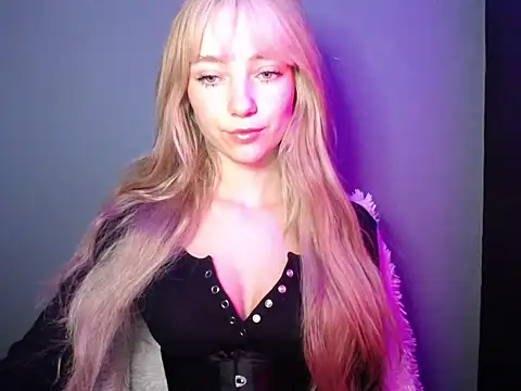 Snapshot of LuciaYoung chatting on 13, 11, 2025 LuciaYoung online show from 13, 11, 2025