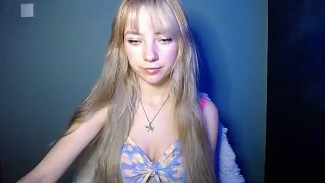 Snapshot of LuciaYoung chatting on 14, 11, 2025 LuciaYoung online show from 14, 11, 2025