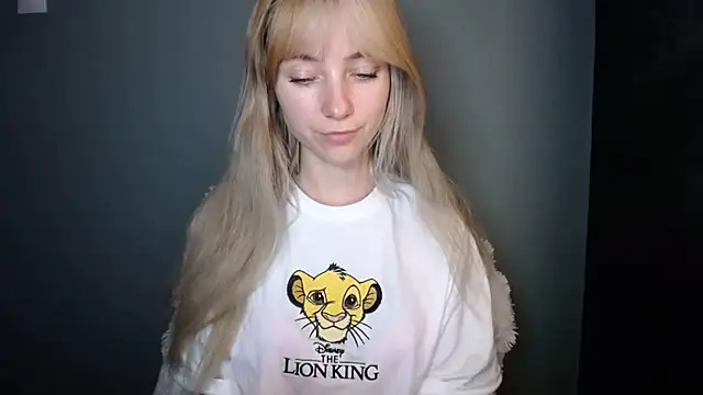 Snapshot of LuciaYoung chatting on 22, 11, 2025 LuciaYoung online show from 22, 11, 2025