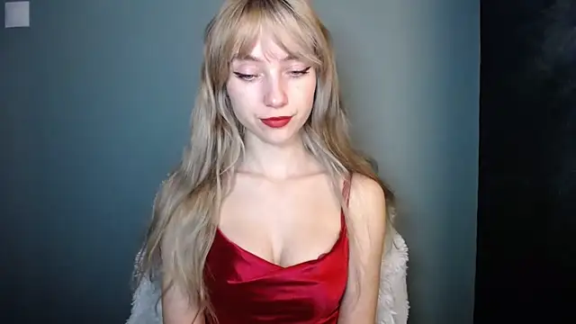 Snapshot of LuciaYoung chatting on 23, 11, 2025 LuciaYoung online show from 23, 11, 2025