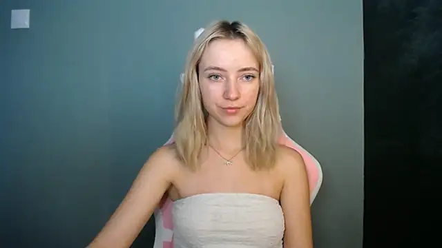 Snapshot of LuciaYoung chatting on 7, 7, 2026 LuciaYoung online show from 7, 7, 2026
