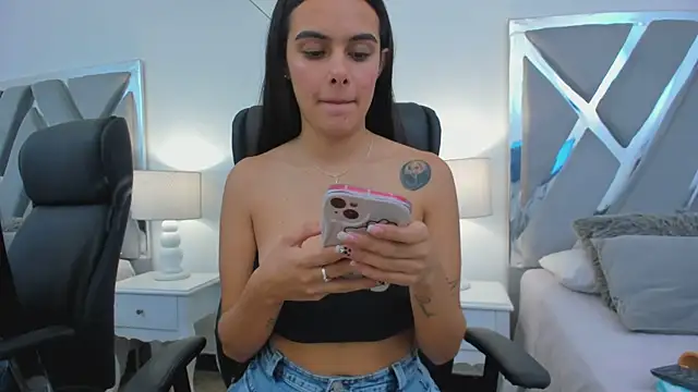 ChloeHarper  online show from 15, 3, 2025