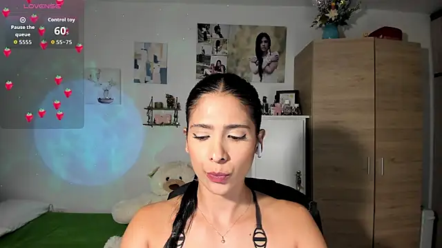 Snapshot of VeronikaOlsen chatting on 7, 10, 2025 VeronikaOlsen online show from 7, 10, 2025