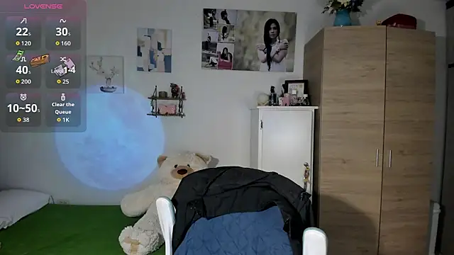 Snapshot of VeronikaOlsen chatting on 8, 10, 2025 VeronikaOlsen online show from 8, 10, 2025