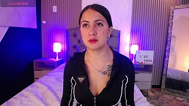 isabella smith  online show from 21, 2, 2025