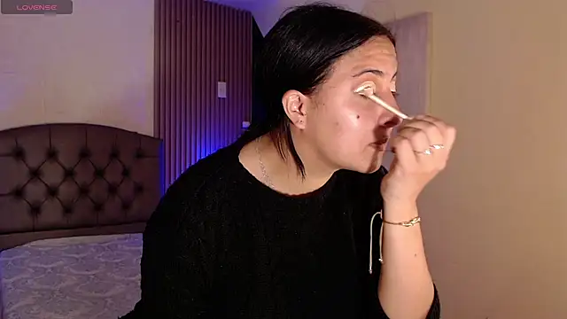 isabella smith  online show from 14, 10, 2025