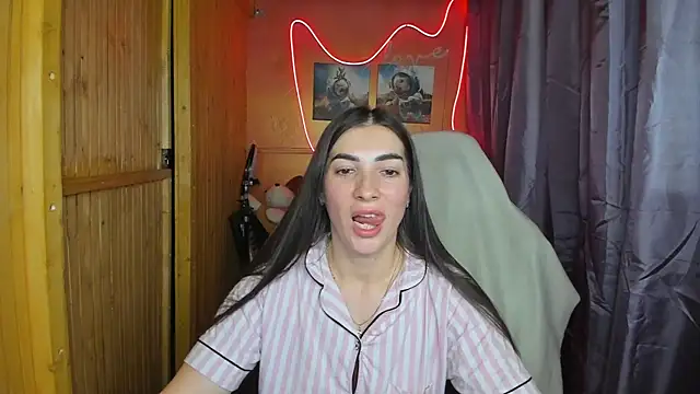 Snapshot of Fiery_Brunette_ chatting on 19, 2, 2025 Fiery Brunette  online show from 19, 2, 2025