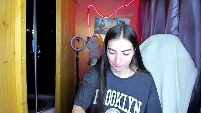 Fiery Brunette  online show from 4, 6, 2026