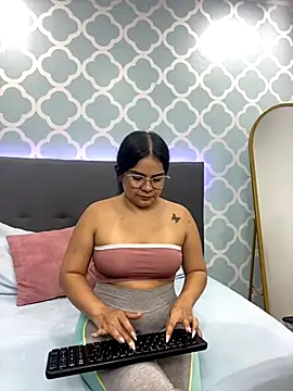 Snapshot of ayla13_ chatting on 8, 9, 2025 ayla13 online show from 8, 9, 2025