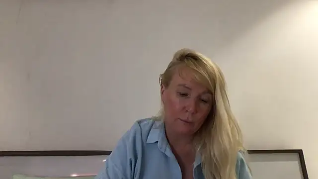 EmmaInLove23 online show from 11, 2, 2025