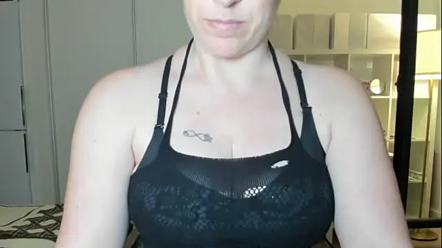 Snapshot of emmita69_ chatting on 1, 10, 2025 emmita69  online show from 1, 10, 2025