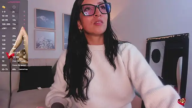 kira moon   online show from 4, 1, 2025