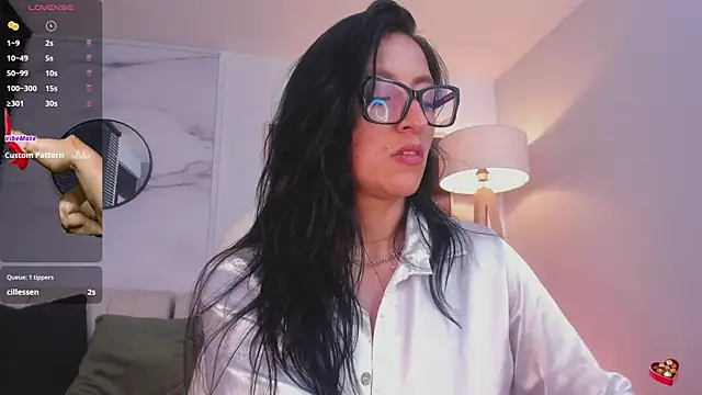 kira moon   online show from 5, 1, 2025