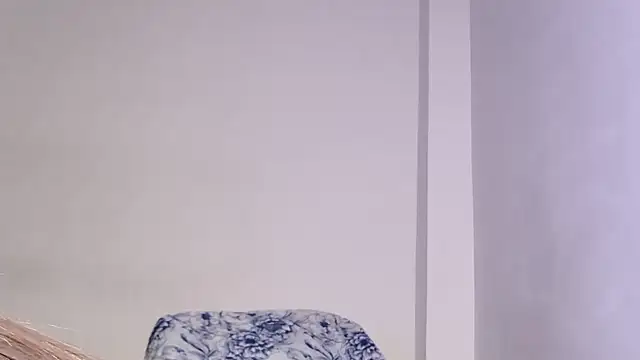 Snapshot of caarlywhitee chatting on 19, 12, 2025 caarlywhitee online show from 19, 12, 2025