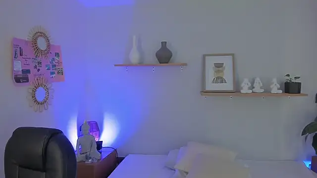 moll1e  online show from 3, 3, 2025