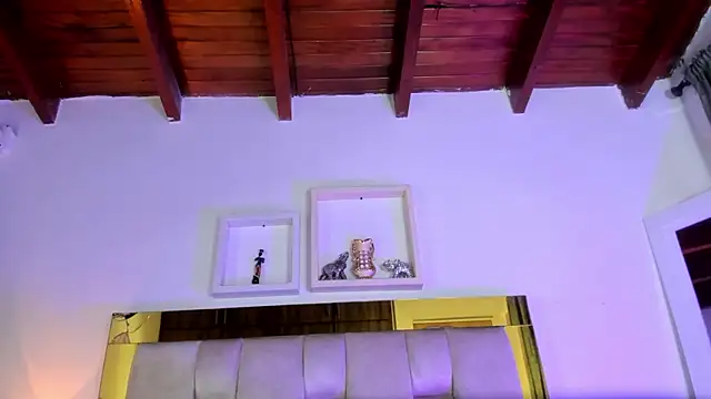 Snapshot of emmy_r chatting on 18, 12, 2024 emmy r online show from 18, 12, 2024