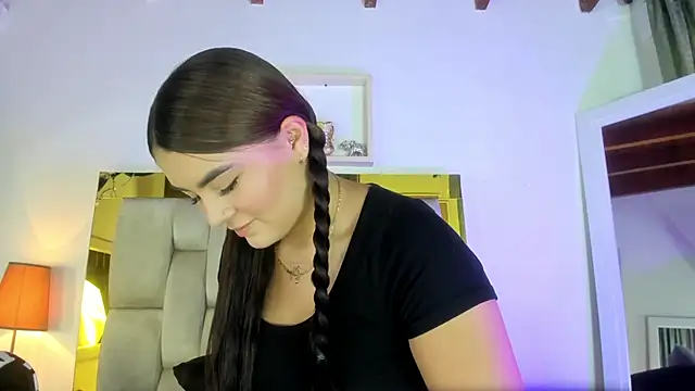 Snapshot of emmy_r chatting on 19, 12, 2024 emmy r online show from 19, 12, 2024