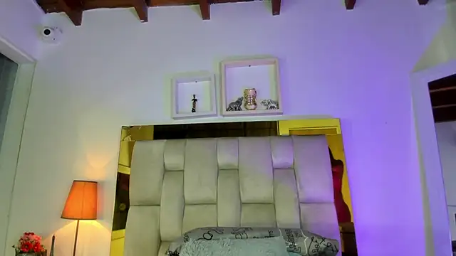 Snapshot of emmy_r chatting on 23, 12, 2024 emmy r online show from 23, 12, 2024