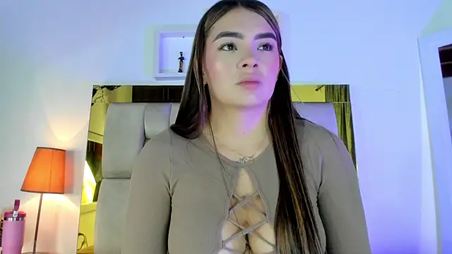 Snapshot of emmy_r chatting on 30, 12, 2024 emmy r online show from 30, 12, 2024