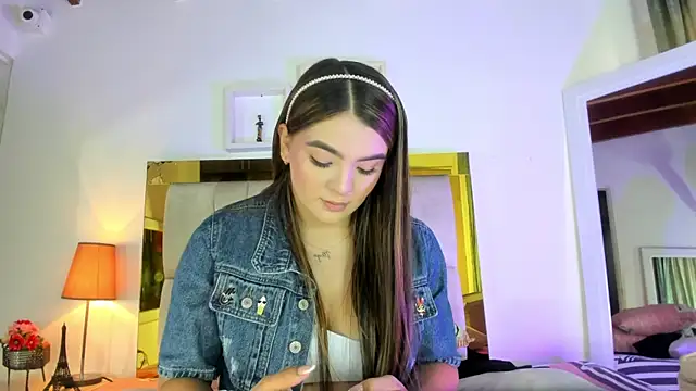 Snapshot of emmy_r chatting on 31, 12, 2024 emmy r online show from 31, 12, 2024