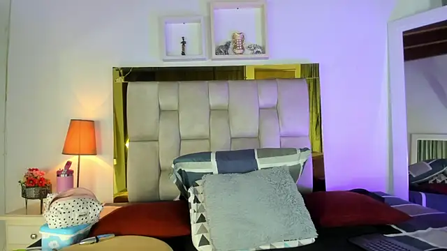 Snapshot of emmy_r chatting on 8, 1, 2025 emmy r online show from 8, 1, 2025