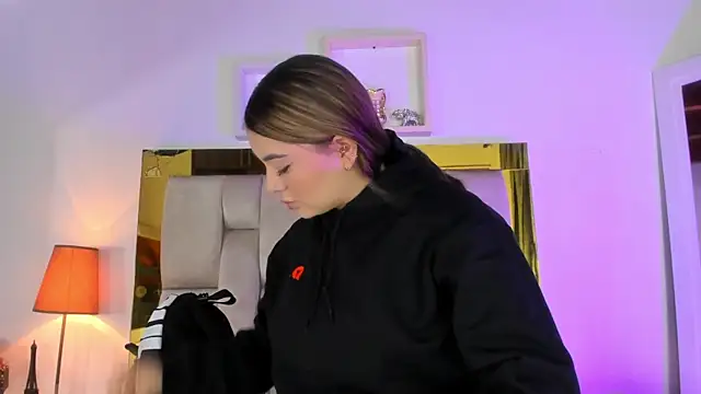 Snapshot of emmy_r chatting on 15, 1, 2025 emmy r online show from 15, 1, 2025