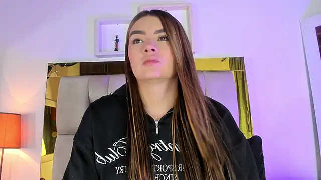 Snapshot of emmy_r chatting on 21, 1, 2025 emmy r online show from 21, 1, 2025