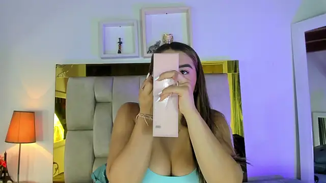 Snapshot of emmy_r chatting on 28, 1, 2025 emmy r online show from 28, 1, 2025