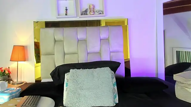 Snapshot of emmy_r chatting on 1, 2, 2025 emmy r online show from 1, 2, 2025